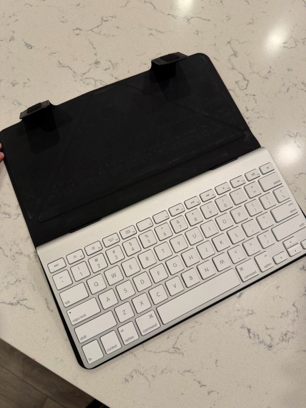 Apple Model A1314 White Wireless Tablet Keyboard with Black Protective Folio